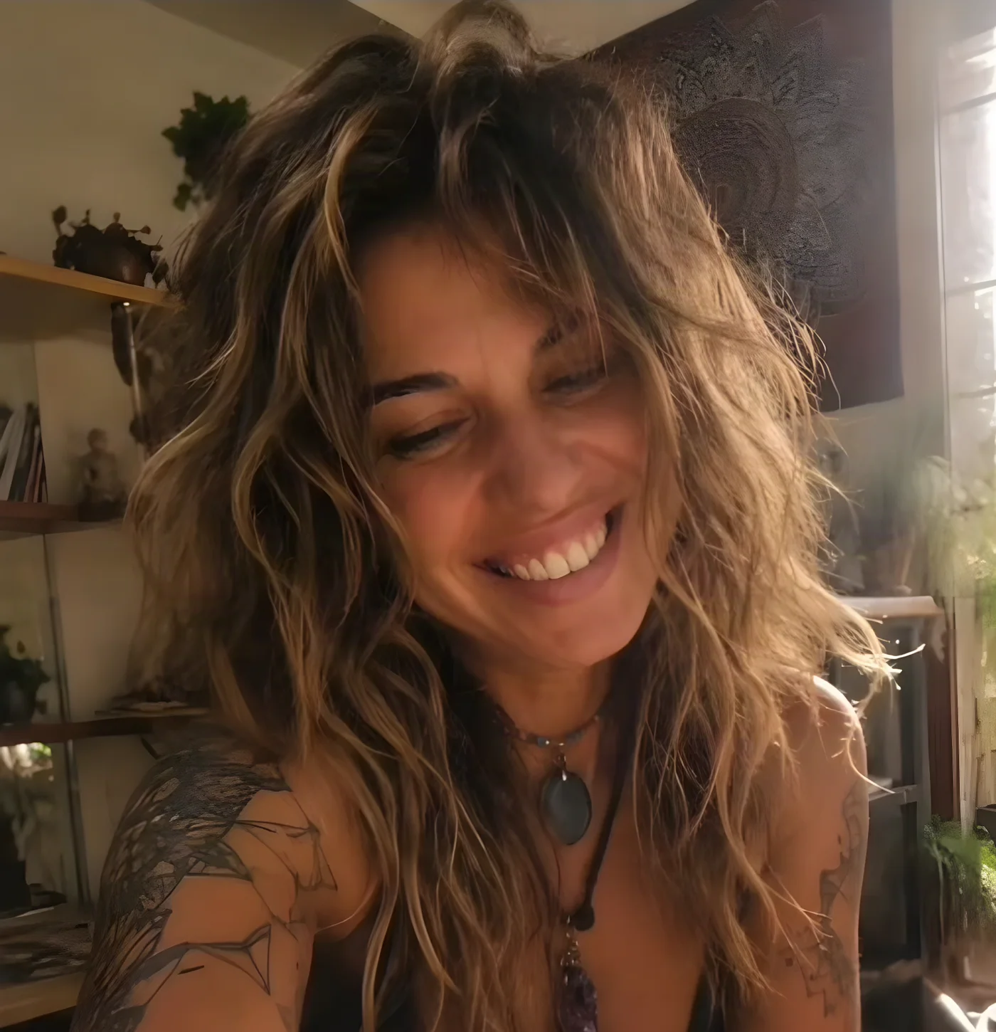 Noelia sonriendo con un café en el estudio
